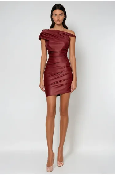 فستان قصير جلد مزموم بتصميم ملتف لون أحمر