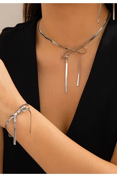 طقم باللون الرمادي