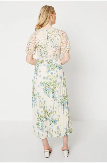 فستان ميدي طويل بكسرات بصدر دانتيل بطبعة أزهار