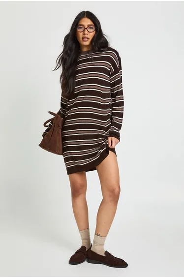 فستان قصير محبوك مخطط بأكمام طويلة - بيج