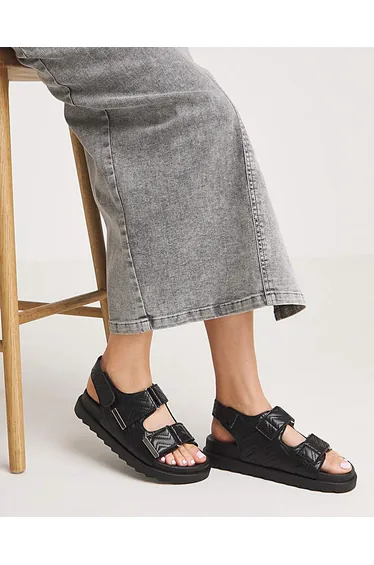 صندل بشريط إغلاق مبطن بدرزات - قالب عريض