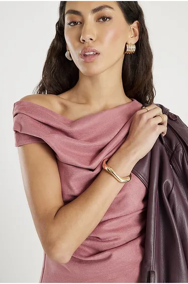 تيشيرت بأكمام قصيرة