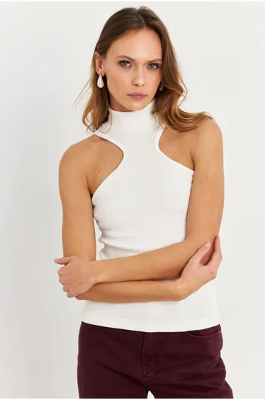 بلوزة نسائي بياقة هالتر لون أبيض