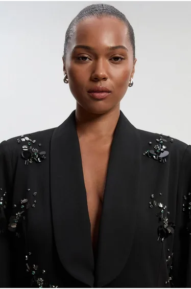 بليزر بصف أزرار مزين بأحجار كريستال و الترتر - للمقاسات الكبيرة