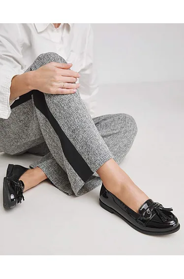 حذاء لوفر قصير بشراشيب - قالب عريض