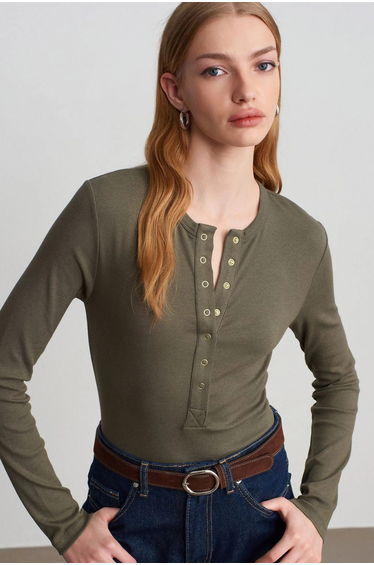 DILVIN Ribbed Crew Neck Button Blouse