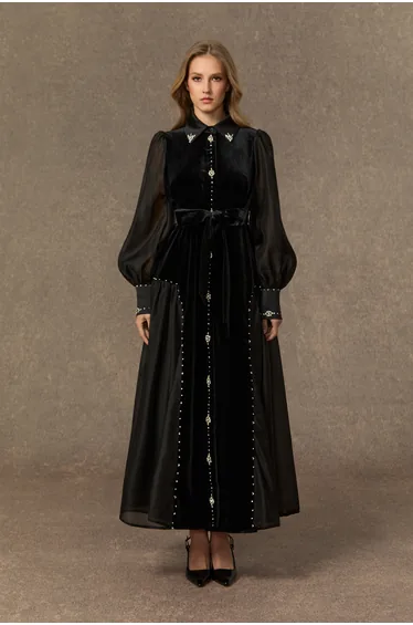 فستان سانفير قميص مخمل أسود ماكسي على شكل حرف A مزين بالخرز بأكمام طويلة