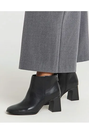 بوت بطول الكاحل بسحاب - بقالب عريض