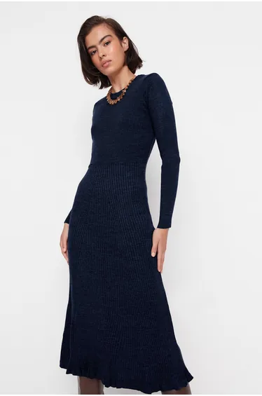 فستان ميدي محبوك بياقة دائرية لون كحلي