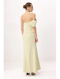 فستان ترينديول أخضر ماكسي على شكل حرف A بلا أكتاف - 3