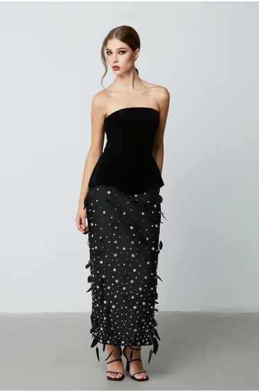 فستان أسود ماكسي بقصة مستقيمة بلا أكتاف