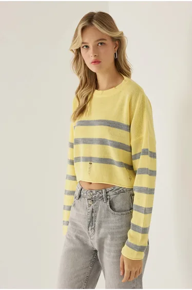 سويتر مخطط بياقة دائرية