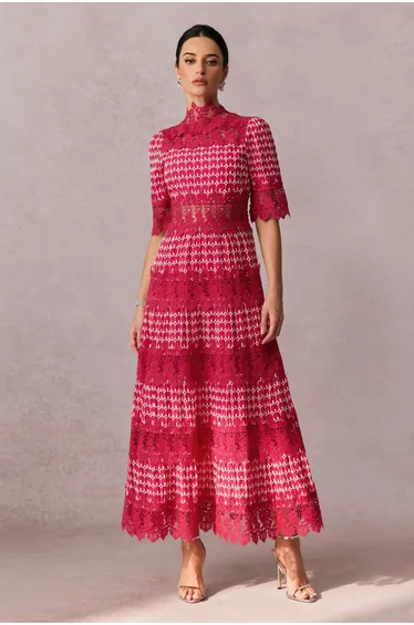 فستان ميدي بأكمام قصيرة بدانتيل مطرز