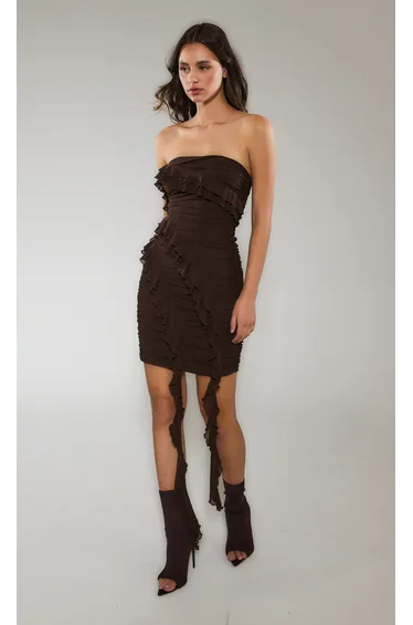 فستان قصير بكشكش بأكتاف مكشوفة لون بني