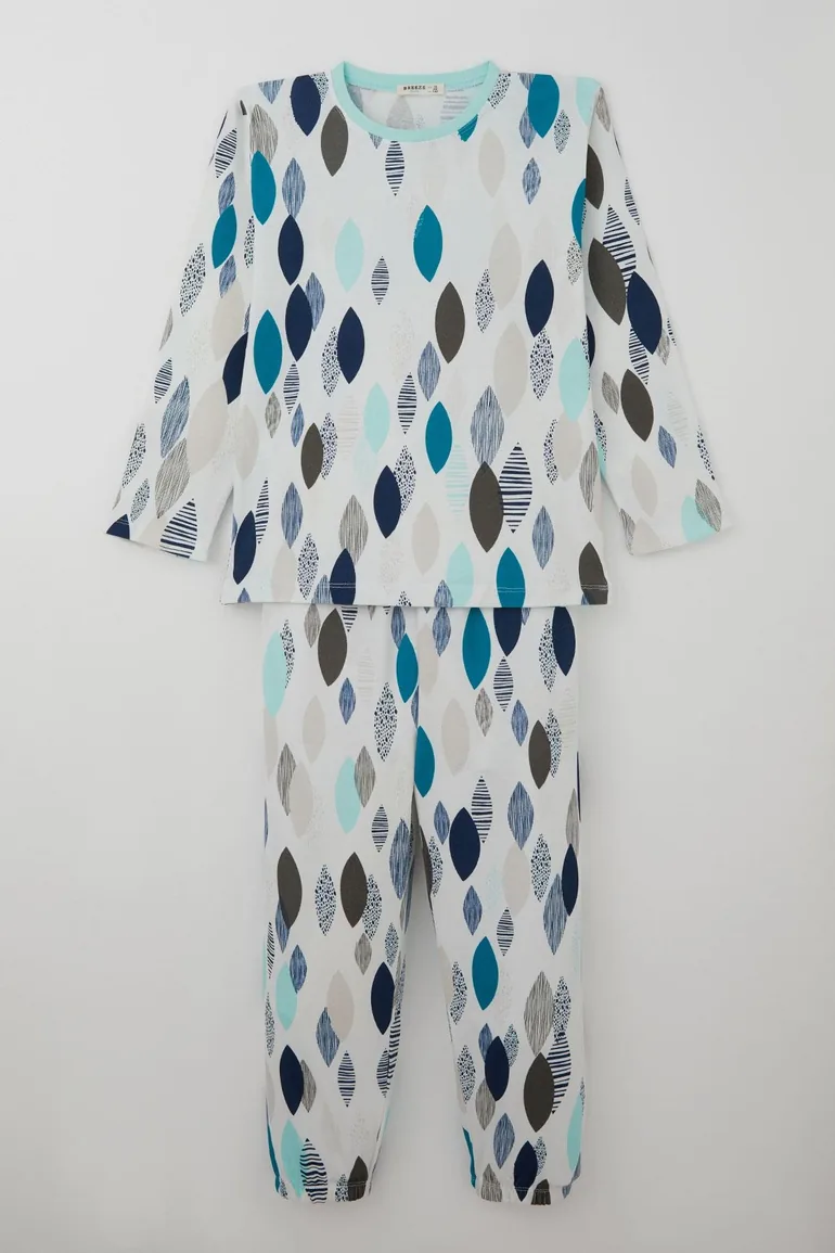 بيجامة باللون الأبيض