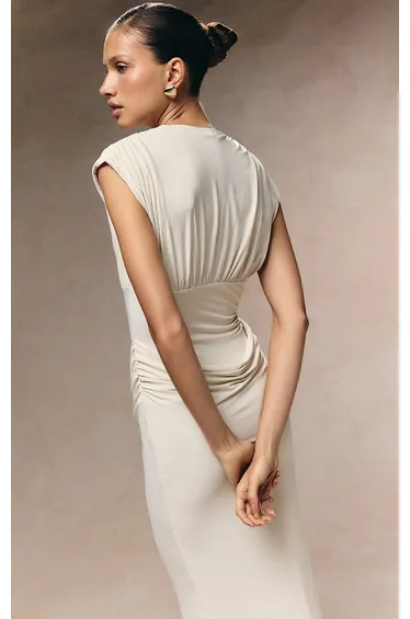 فستان ماكسي بخصر بثنيات بطبقة مزدوجة بأكتاف مزمومة بياقة عميقة - كريمي