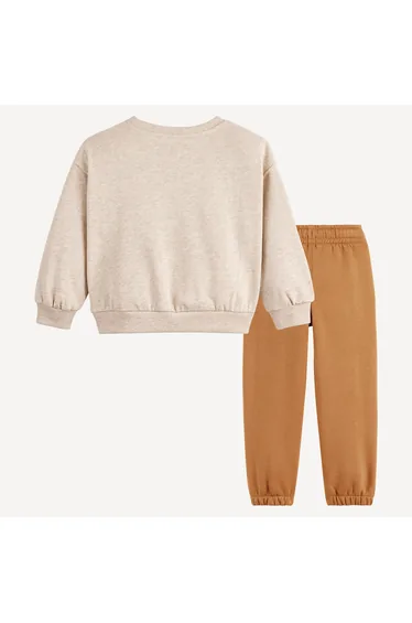 Sweatshirt/Joggers Outfit
