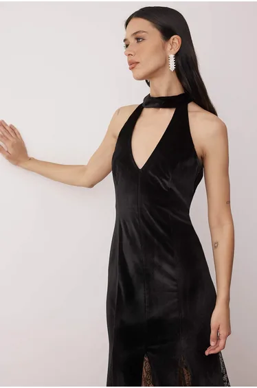فستان أسود ماكسي على شكل حرف A بياقة هالتر