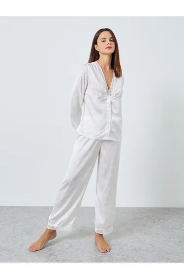 طقم بيجامة باللون الأبيض