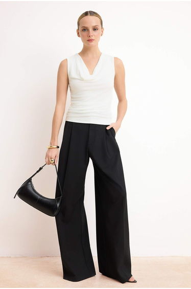 Ecru Fitted/Body-Fitting Notched Collar Sleeveless Soft Knitted Blouse
