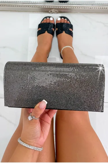 حقيبة كلتش باللون الأسود