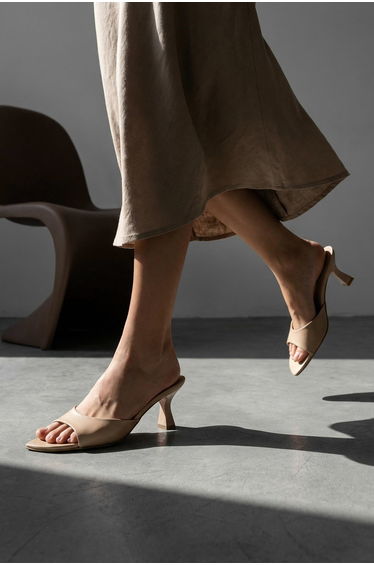 Beige Suede Pointed Toe Kitten Heel Women's 3 cm Heeled Slippers