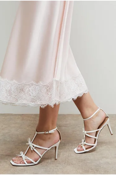 صندل بفيونكة ساتان بسيور متعددة بكعب عالي رفيع