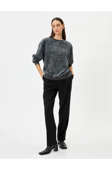 سويتشيرت بياقة دائرية بتطريز شعار لون رمادي 