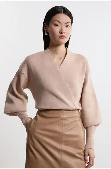 توب صوف بني محبوك بأكمام طويلة