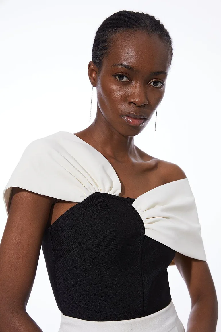 بلوزة بنمط شرائح بسيور غير متناظرة