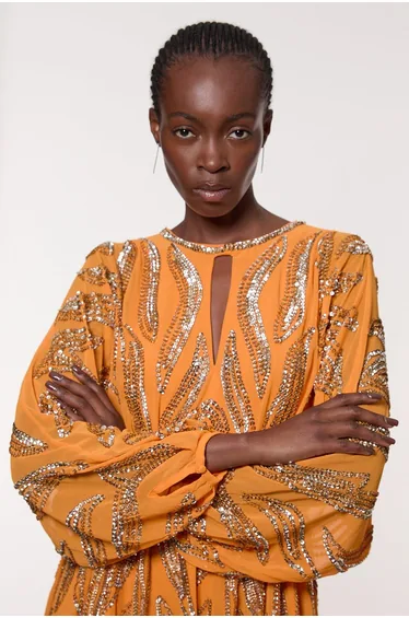 فستان قصير بأكمام كيمونو مزين بأحجار