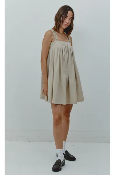 فستان قصير بكسرات لون بيج