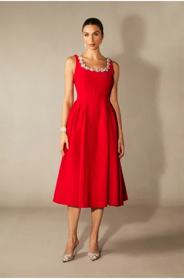 فستان ميدي مزين بأحجار كريستال بلا أكمام