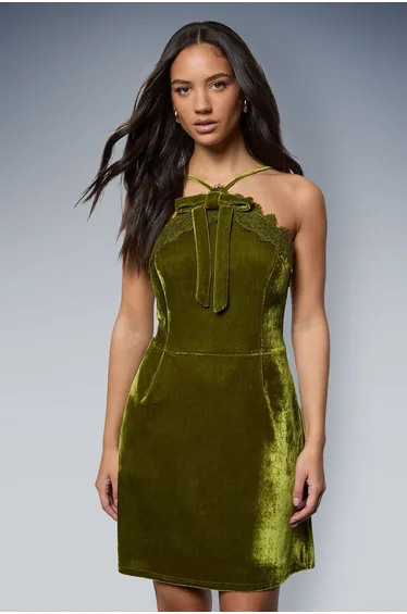 فستان قصير مخمل بتداخل دانتيل بفيونكة أمامية