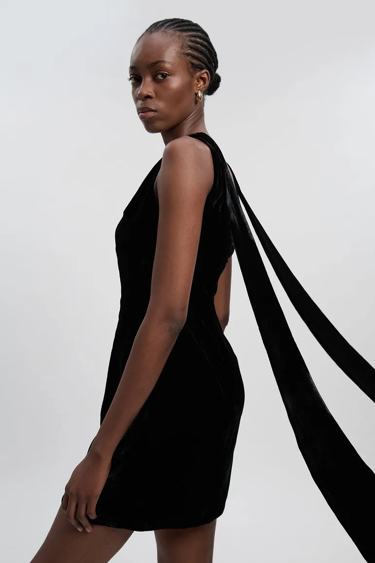 فستان قصير مخمل بربطة خلفية