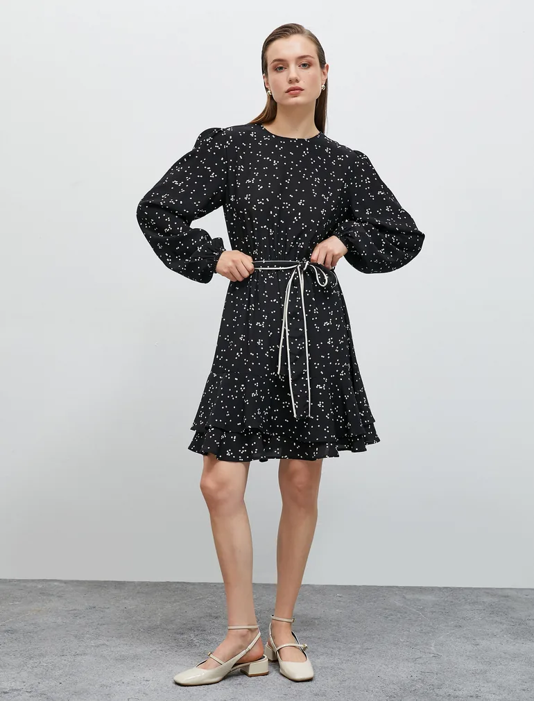 فستان كوتون أسود قصير منقط على شكل حرف A بأكمام طويلة