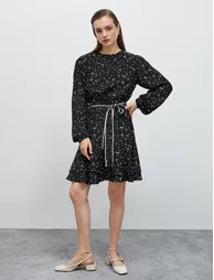 فستان كوتون أسود قصير منقط على شكل حرف A بأكمام طويلة - 1