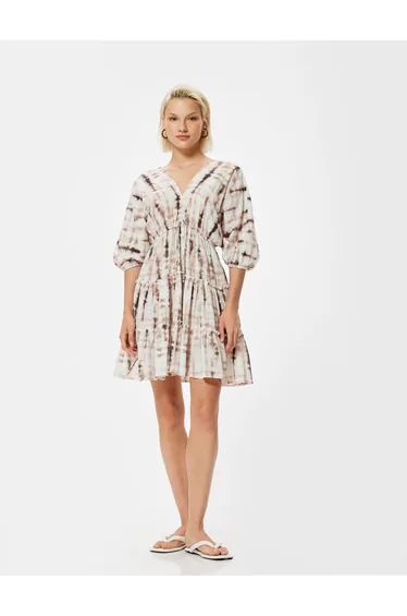 فستان قطن قصير بأكمام منفوخة بياقة بطبقات بطبعة