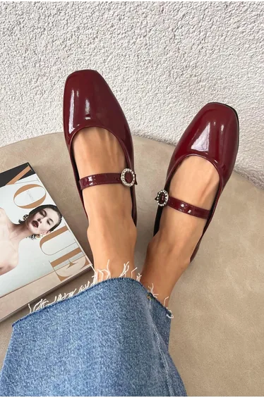 حذاء بالية نسائي جلد لميع بحزام لون أحمر