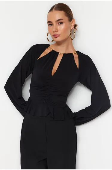 بلوزة لون أسود بفتحات 