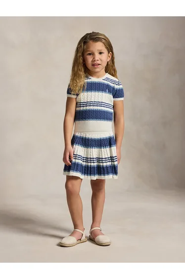 طقم باللون الأزرق