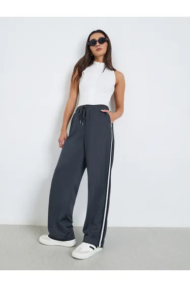 بنطلون رياضي نسائي بأرجل عريضة بخطوط جانبية - رمادي