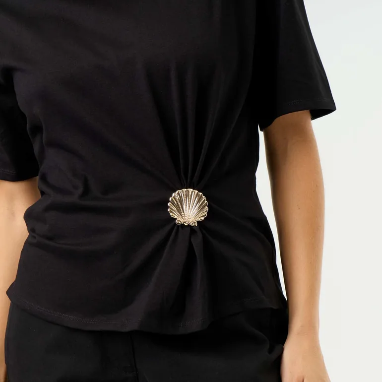 Short-sleeve T-shirt with Shell Charm BLACK - 4