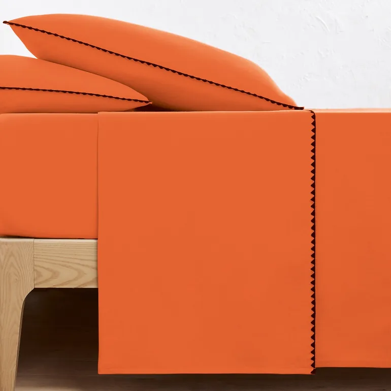 شرشف سرير قطن بتطريز بطبعة شعار - 1