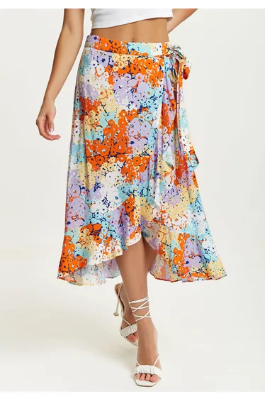 تنورة ميدي بتصميم لف بكشكش بحافة بطول متباين بطبعة أزهار بألوان متعددة