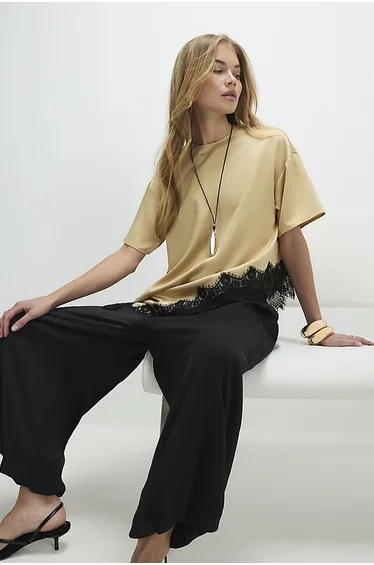 تيشيرت بتداخل دانتيل - بيج