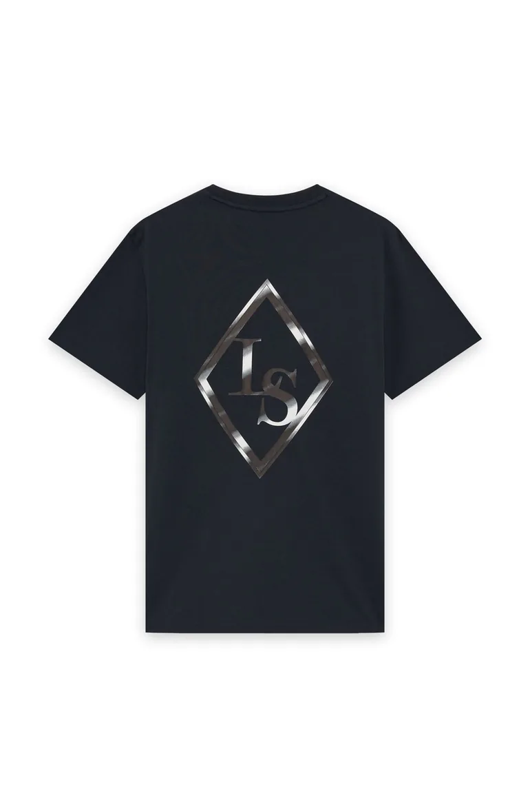 تيشيرت Lyle & Scott بطبعة غرافيك – تصميم أبيض وكحلي بنقشة النسر الأيقونية بخصم 45%!