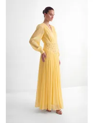 فستان سانفير شيفون أصفر ماكسي على شكل حرف A مزين بالخرز بأكمام طويلة - 3