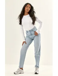 PRETTYLITTLETHING Tall Light Blue Wash High Rise Mom Jeans