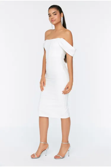 فستان زفاف ميدي ضيق بأكتاف مكشوفة